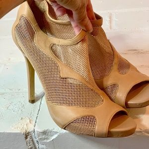 Justina Womens Tan Bootie Heels